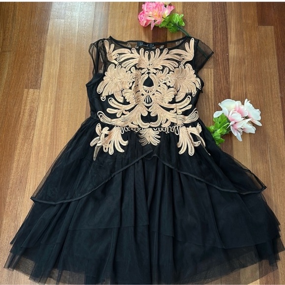 Chicwish Dresses & Skirts - Chicwish Black and Gold Formal Dress